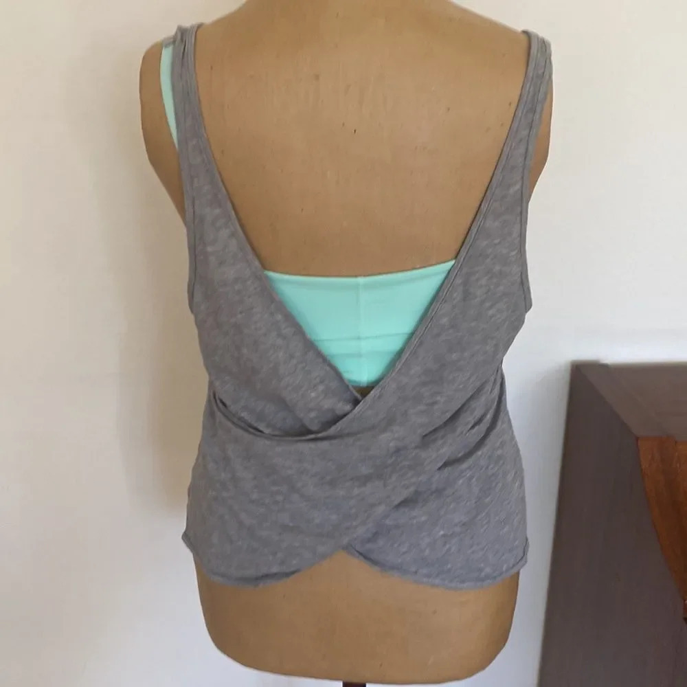 Lululemon sz 4 Twist & Turn Tank Heathered Medium Grey/Toothpaste excellent cond - Picture 3 of 6